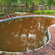 Como tratar a água com coloração alterada da piscina 