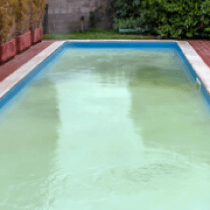 Como tratar a água turva da piscina