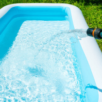 Como tratar a água de piscina inflável